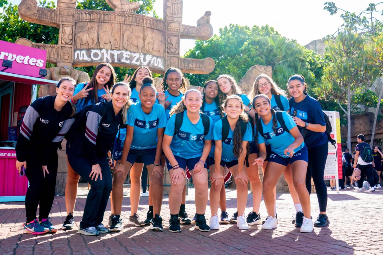 Atletas e comissão técnica da Ferroviária têm dia divertido no Hopi Hari, com direito a anúncio oficial de parceria entre a equipe e o parque. Foto: Divulgação