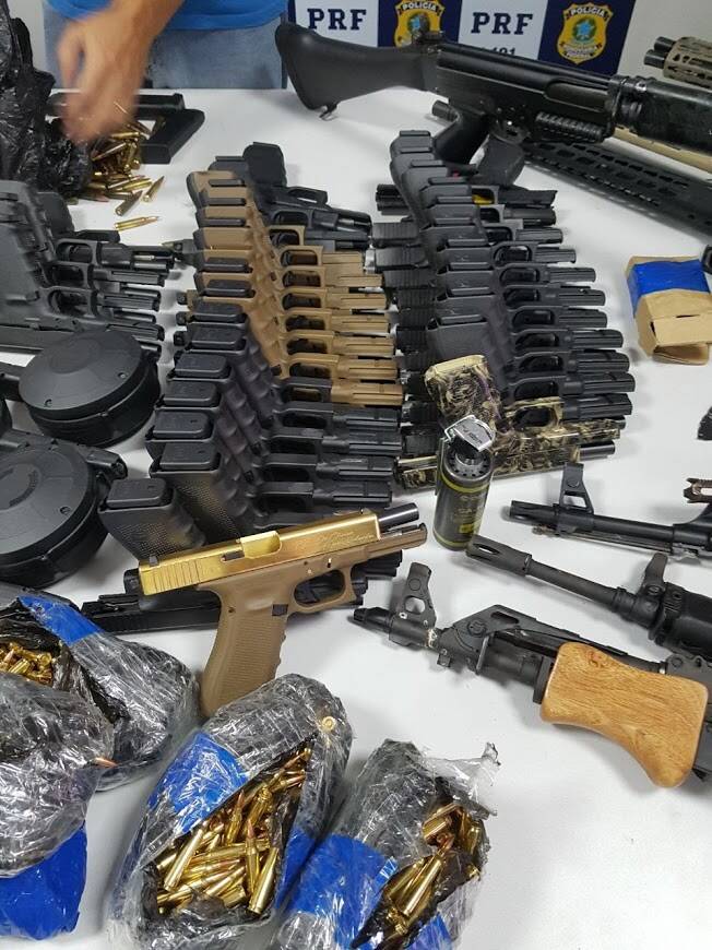 PRF apreende arsenal de guerra com dezenas de armas no Rio