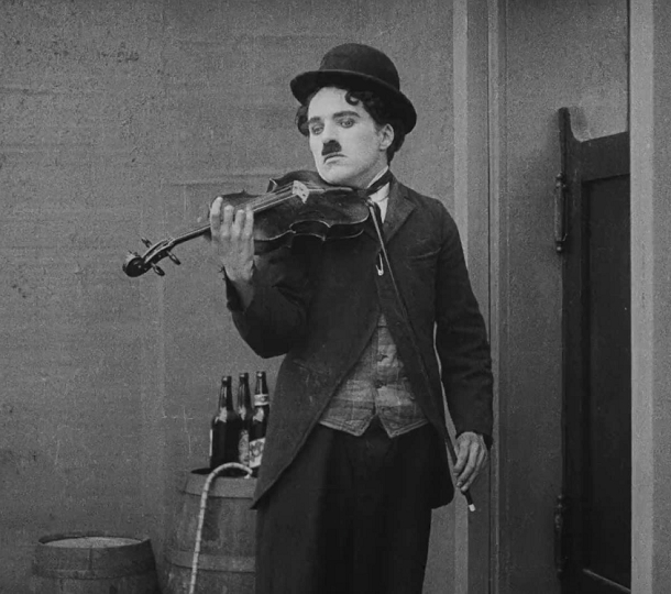 A honraria, que havia sido proposta pela primeira vez em 1931, não pôde ser concedida na época devido ao fato de Chaplin não ter servido na Primeira Guerra Mundial.