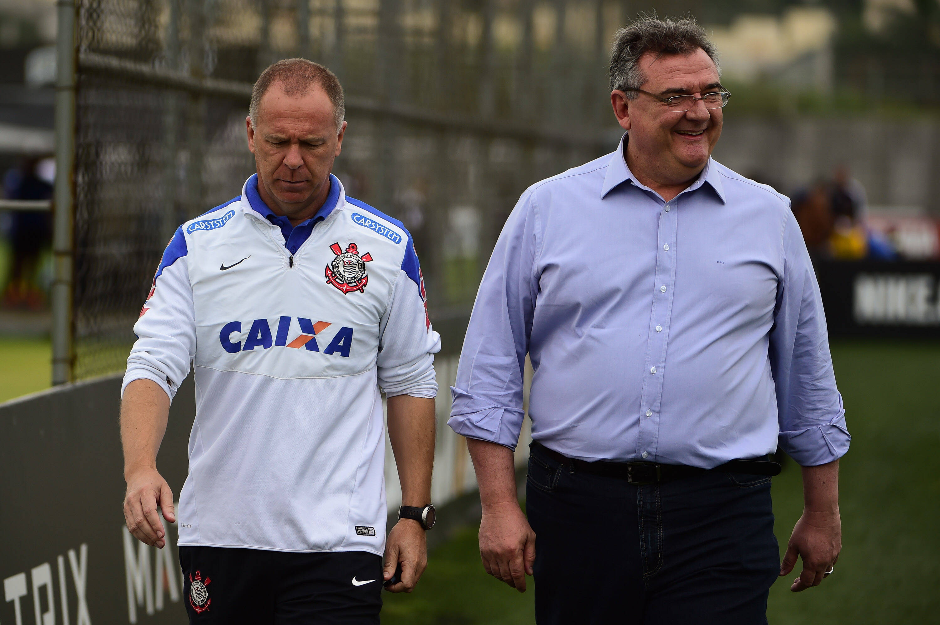 Mano Menezes e Mario Gobbi conversam em treino do Corinthians. Foto: Djalma Vassão/Gazeta Press