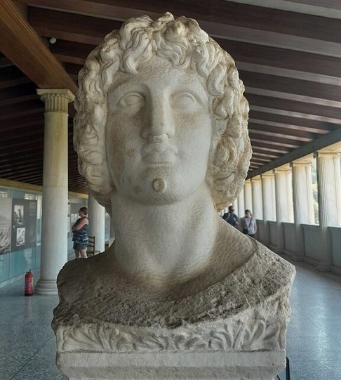 Segundo especialistas, Alexandre desejava ser enterrado no Egito, mas seu paradeiro final permanece desconhecido, alimentando o mistério em torno de uma das figuras mais icônicas da história.

 Reprodução: Flipar