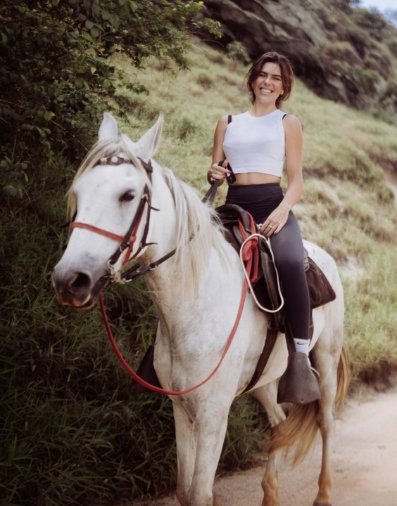 Mari Goldfarb andando a cavalo Reprodução: Instagram