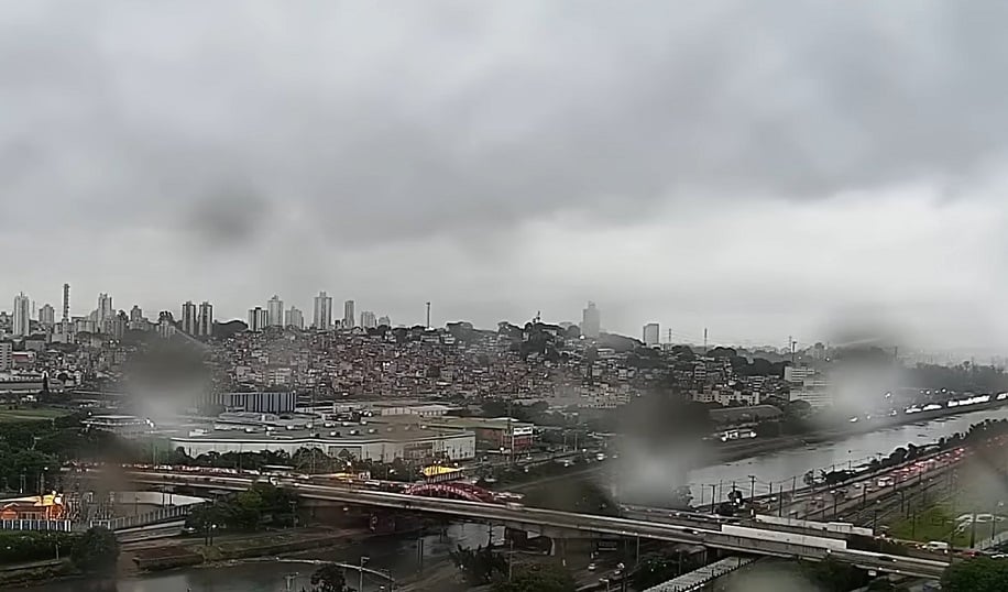 A forte chuva que fez estragos em São Paulo, logo no início de novembro, impactou na vida do paulistano. Além dos alagamentos,  milhares de pessoas ficaram sem luz por mais de um dia.