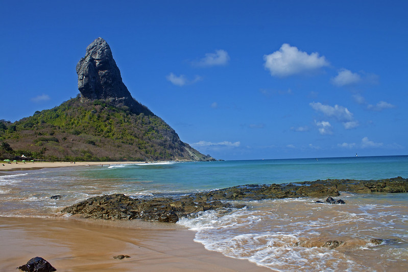 Praia da Conceição - Pernambuco: Localizada em Fernando de Noronha, é uma praia de areia fina, muito apreciada pelos amantes do futebol ou do vôlei de praia.  Suas formações rochosas também fazem dele um dos principais pontos para quem gosta de apreciar o pôr do sol.  Leonardo Bortolin/Flickr