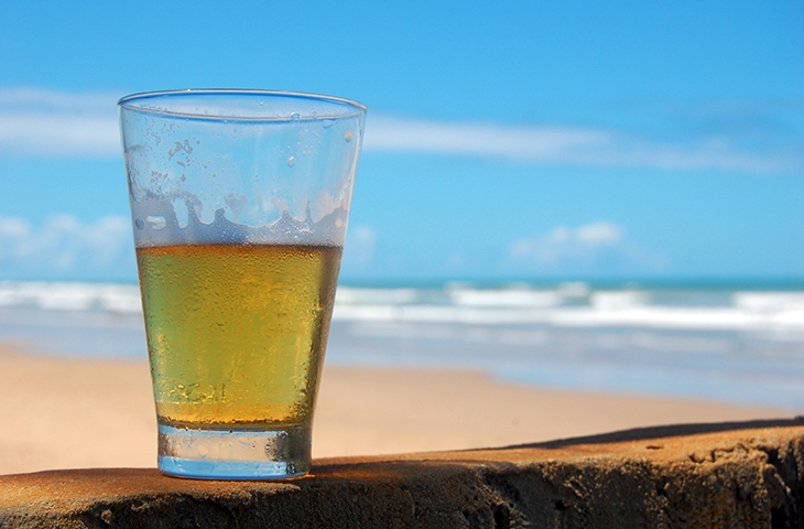 Cuidado com o álcool. Embora seja comum tomar cerveja, por exemplo, durante a folia, é importante alternar com água para diluir a concentração de álcool no sangue. A bebida alcoólica, inclusive, afrouxa a área da laringe, afetando a respiração e favorecendo o ronco. Tente não tomar nada alcoólico duas horas antes de dormir.   Reprodução: Flipar