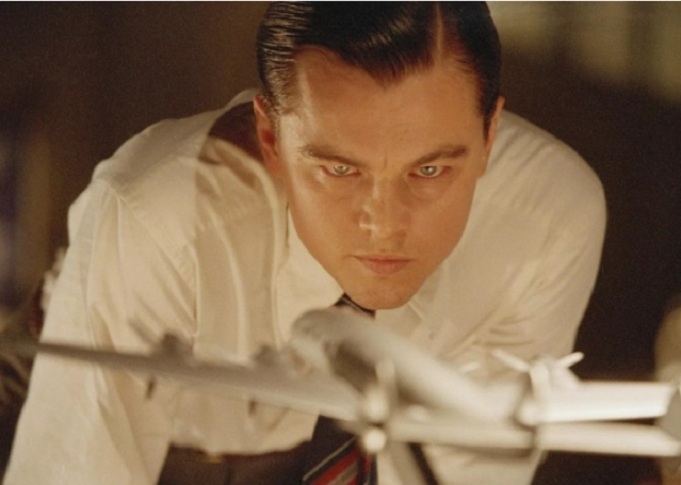O Aviador (2005)
Dirigido por Martin Scorsese, estrelado por Leonardo DiCaprio, Cate Blanchett e Kate Beckinsale.
Biografia de Howard Hughes, explorando sua carreira na aviação, cinema e sua luta contra transtornos obsessivos.  Reprodução: Flipar
