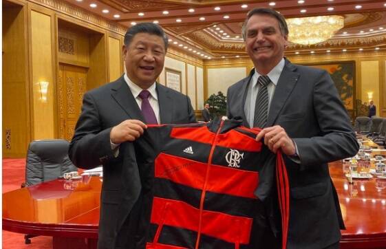 Bolsonaro presenteou presidente da China com um agasalho do Flamengo. Foto: Reprodução/Twitter