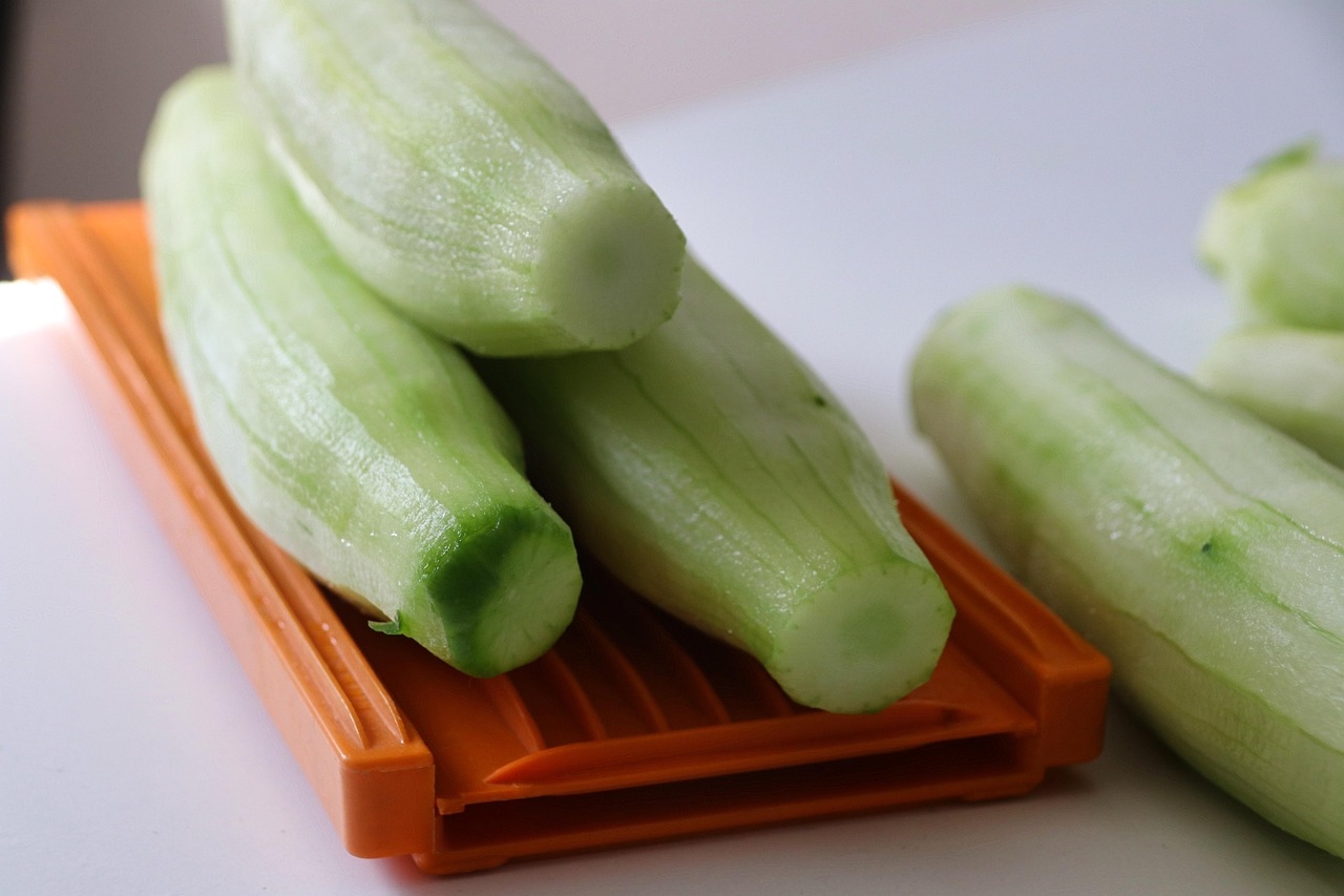 Para quem tem dificuldade de digerir a casca, o pepino pode ser consumido sem ela, o que deixa o sabor mais suave. Pode variar, é claro, do gosto pessoal e da receita em si. Reprodução: Flipar