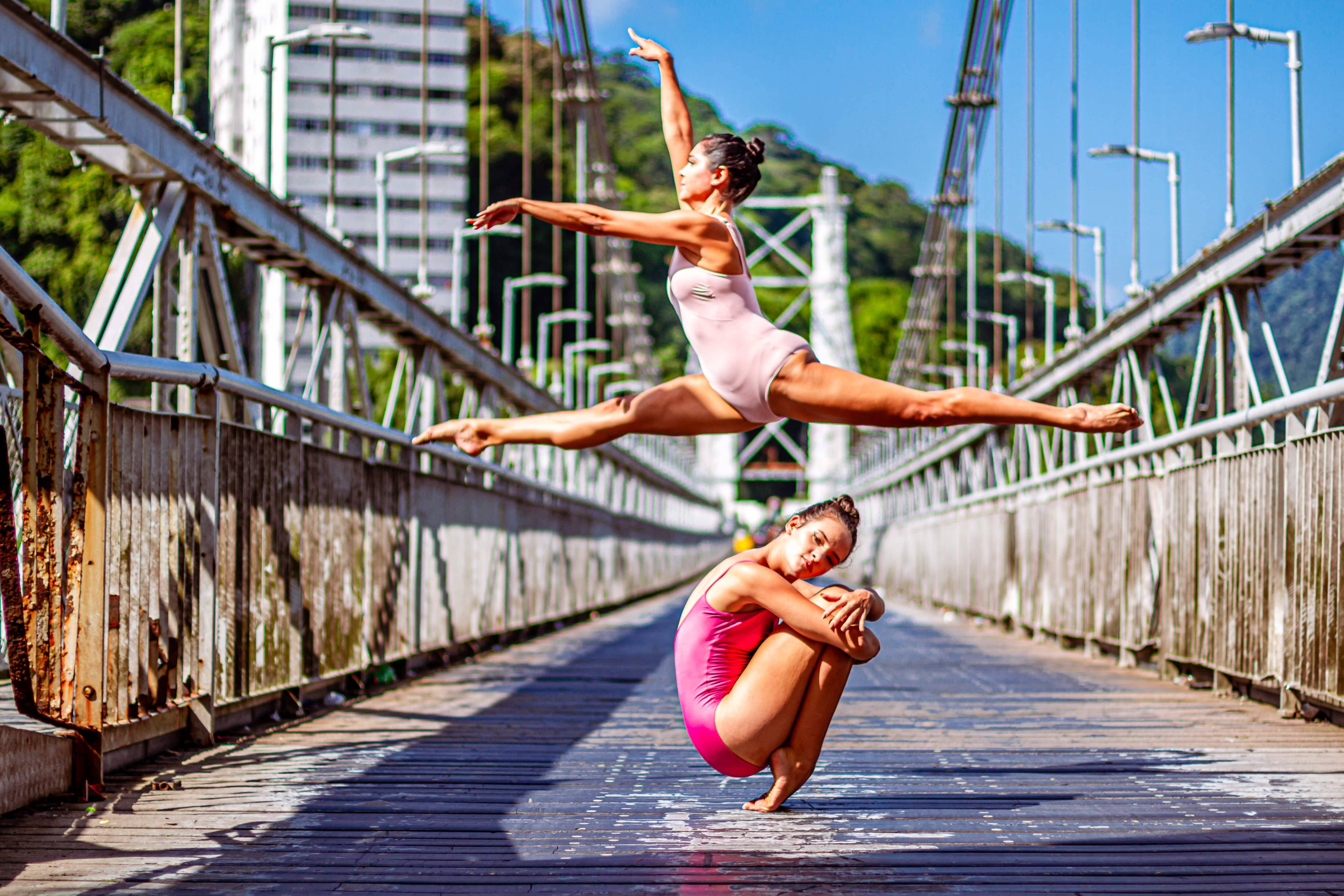 Bailarinas na ponte pênsil. Foto: Reprodução/Clica e Respira