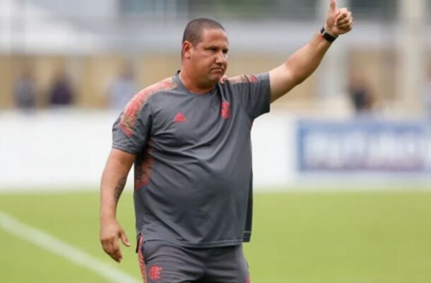 TÉCNICO MÁRIO JORGE - O interino optou em deixar Everton Ribeiro bem solto na criação e liberar os laterais para o apoio. Foi uma boa ideia, embora o mau jogo de Thiago Maia tenha deixado buracos na hora de fechar os flancos - NOTA 6,0  - Foto: Gilvan de Souza/Flamengo