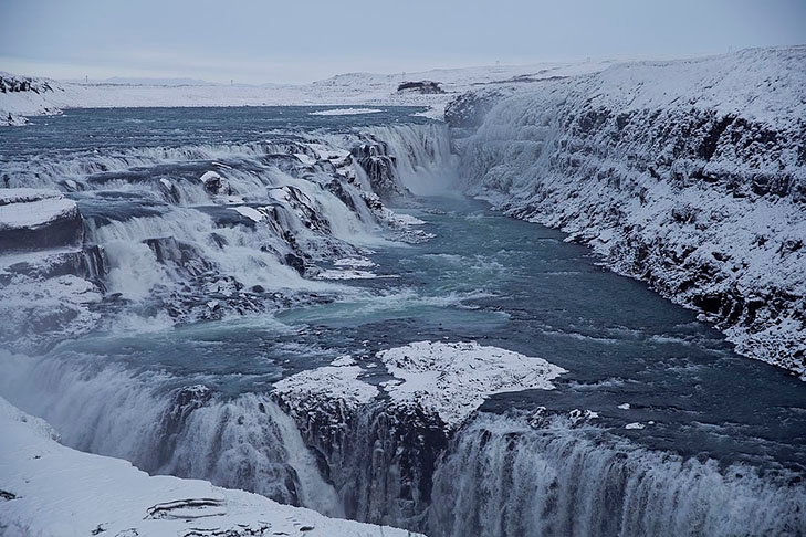 As Cataratas de Gullfoss, cujo nome em islandês significa Catarata Dourada, despejam a água do rio Hvitá, proveniente do glaciar Langjökull.  Um cenário que tem bastante gelo nas estações mais frias do ano.  Reprodução: Flipar