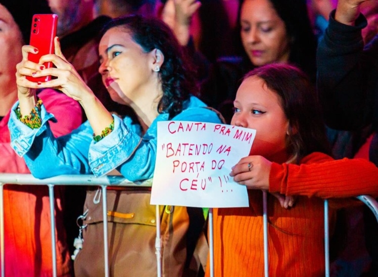 A virada dos anos 2000 trouxe uma nova fase de reconhecimento. O público jovem descobriu Zé Ramalho, seja pela força de suas letras, seja pelas participações em trilhas sonoras de novelas e filmes. 
 Reprodução: Flipar