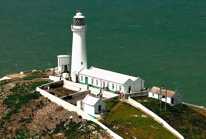 Farol de South Stack, País de Gales - Construído em 1809,  fica na Ilha de Anglesey. Serve de orientação para navios que vão ou voltam dos portos de Holyhead e Dun Laoghaire. Reprodução: Flipar