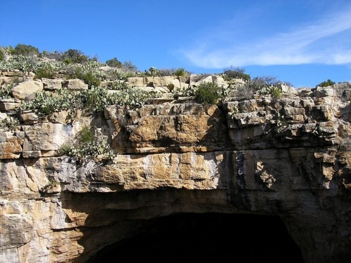 Imagine uma caverna com cristais gigantescos, mas perigosa o suficiente para não receber turistas e com um cenário que parece de outro planeta.  Reprodução: Flipar