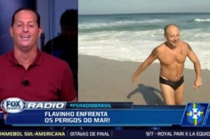Em 2019, Flávio Gomes perdeu outra aposta que fez com os companheiros do antigo Fox Sports Rádio. O comentarista apostou que a Argentina eliminaria o Brasil na semifinal da Copa América. Como a Seleção Brasileira avançou, Flavinho, como é conhecido, deixou os estúdios do programa e mergulhou no mar ao vivo. Reprodução: Flipar