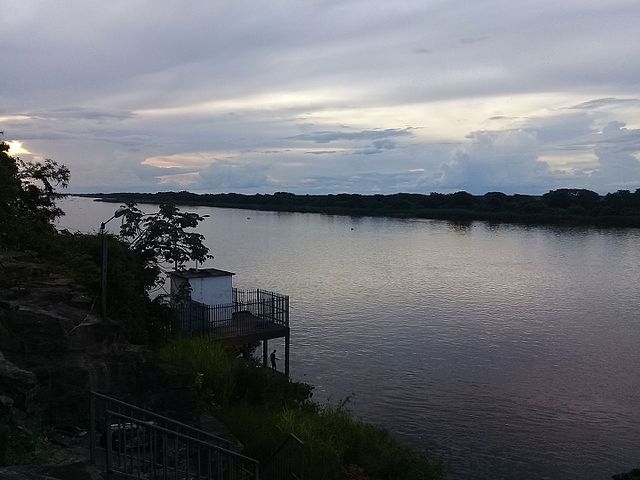 Seu nome é derivado da língua guarani e denota ‘rio dos paraguás’, uma espécie de ave que inclui os papagaios. Trata-se do primordial trajeto fluvial no Paraguai, tanto que banha a capital Assunção. Em grande parte, é navegável e possui contato com o Pantanal.  Reprodução: Flipar