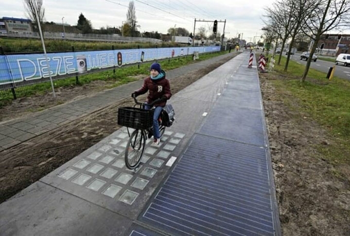 Ciclovia Solar (Holanda) - Mas a primeira ciclovia solar foi a da Holanda. Fica em Krommenie, a noroeste de Amsterdã, e inovou ao prover energia para a cidade. Ao receberem a luz solar, painéis de concreto com células fotovoltaicas de vidro geram energia usada pela população.  Reprodução: Flipar