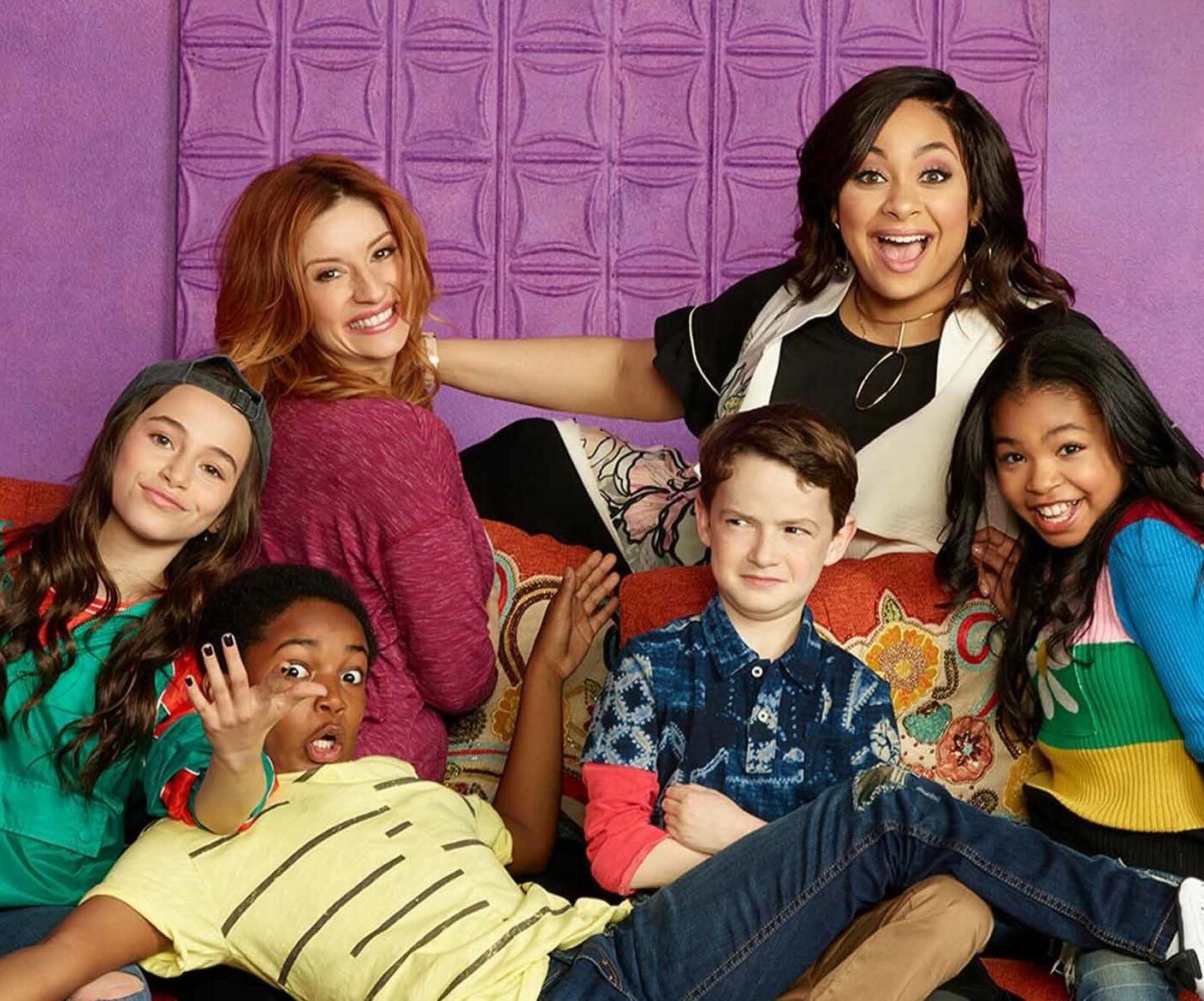 ‘A Casa da Raven’ | Disney +. Indicada para toda família, a série revisita a icônica vidente Raven Baxter (Raven-Symoné). Agora adulta e mãe de dois filhos, ela precisa lidar com o dom que passou para um dos herdeiros e ajudá-lo a controlar o presente sem interferir no futuro. Reprodução Disney +