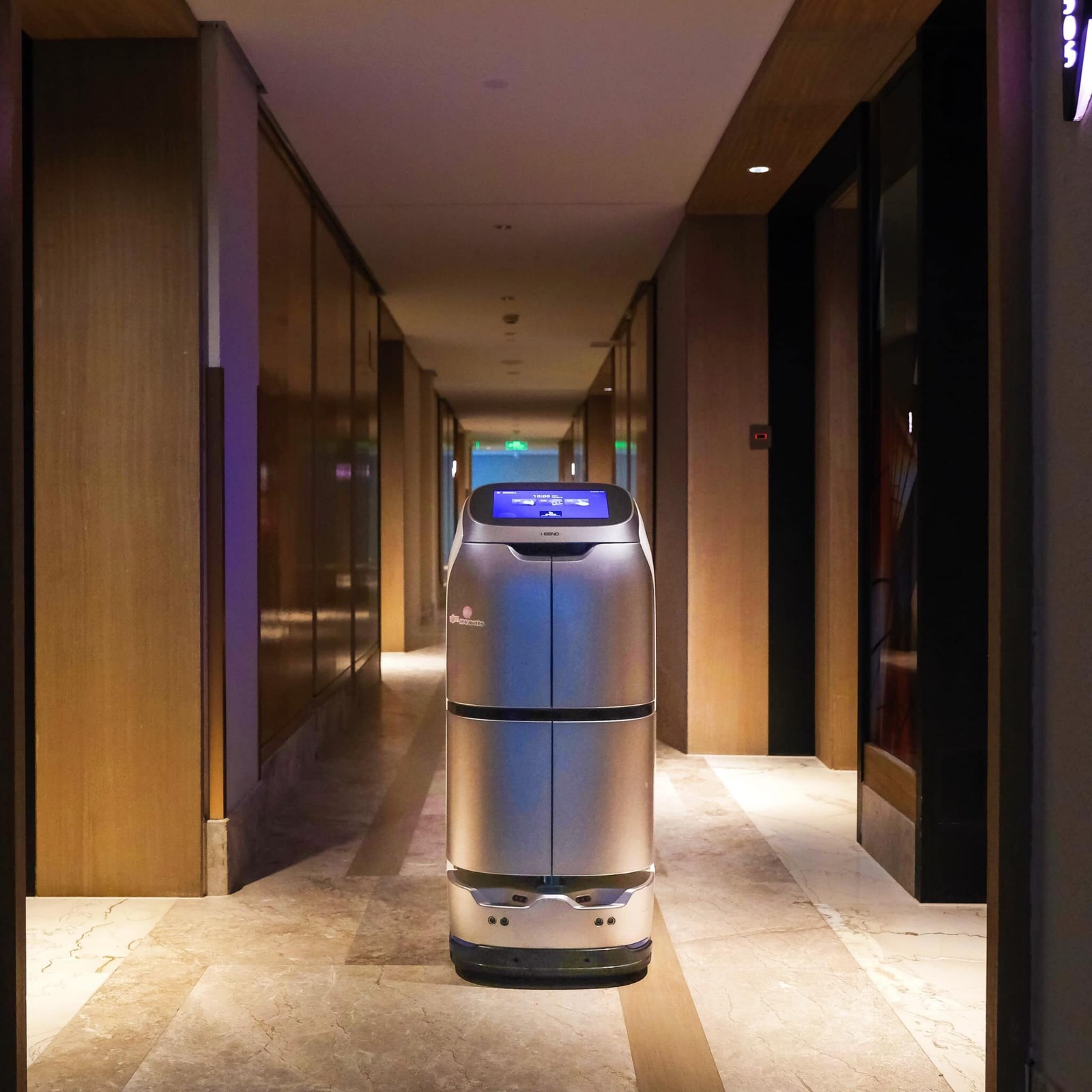 Os robôs conseguem se locomover de forma autonoma pelos hotéis e se conectam aos elevadores por meio de WI-FI