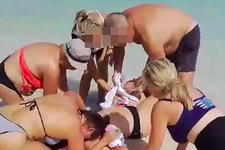 Uma mulher canadense de 55 anos perdeu as duas mãos após ser atacada por um tubarão enquanto praticava snorkel na praia de Thompson Cove Beach, no Caribe. Reprodução: Flipar