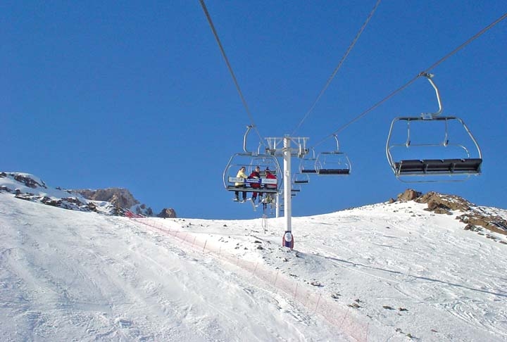 Ainda na neve, no caminho do Valle Nevado, existem as estações Farellones, La Parva e El Colorado, que proporcionam ao turista uma brincadeira mais leve na neve, com pistas menos radicais.  Reprodução: Flipar