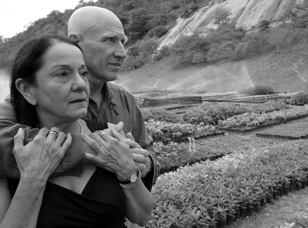 Na época, Salgado estava exilado em Paris com a mulher Lélia Wanick, pianista e arquiteta que hoje administra o estúdio do fotógrafo na capital francesa. 
 Reprodução: Flipar