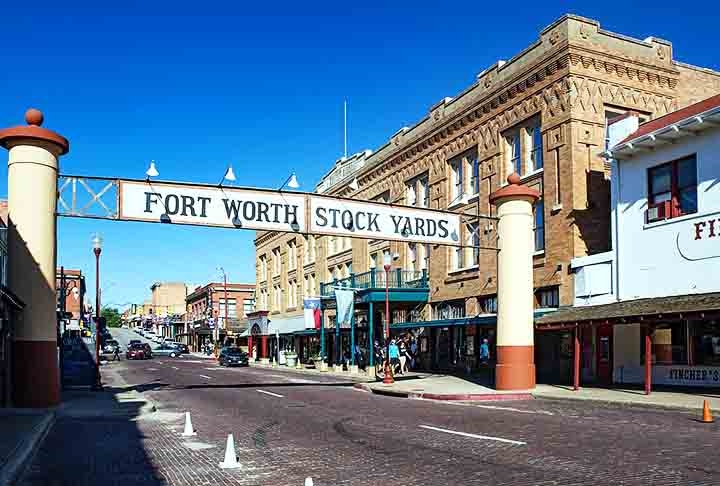 O  Fort Worth Stockyards é  um dos grandes centros culturais do country. A cidade celebra o legado rural e cowboy de forma autêntica. Reprodução: Flipar