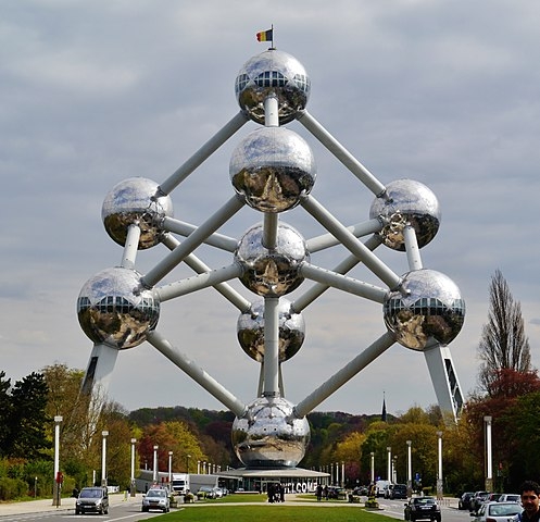Atomium - Bélgica - Construído em 1958 para a Expo58, tornou-se permanente e é uma das principais atrações em Bruxelas. Com 102m de altura, representa um cristal de ferro, ampliado 165 milhões de vezes, com tubos que  formam 8 vértices. Suas folhas de alumínio foram renovadas em 2004.  Reprodução: Flipar