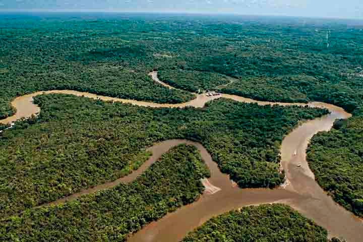 O rio Amazonas tem mais de 7 mil afluentes e possui 25 mil quilômetros de vias navegáveis. De sua área total, cerca de 3,89 milhões de km² encontram-se no Brasil 45% do país. Ele abrange os estados do Acre, Amazonas, Roraima, Rondônia, Mato Grosso, Pará e Amapá. Reprodução: Flipar