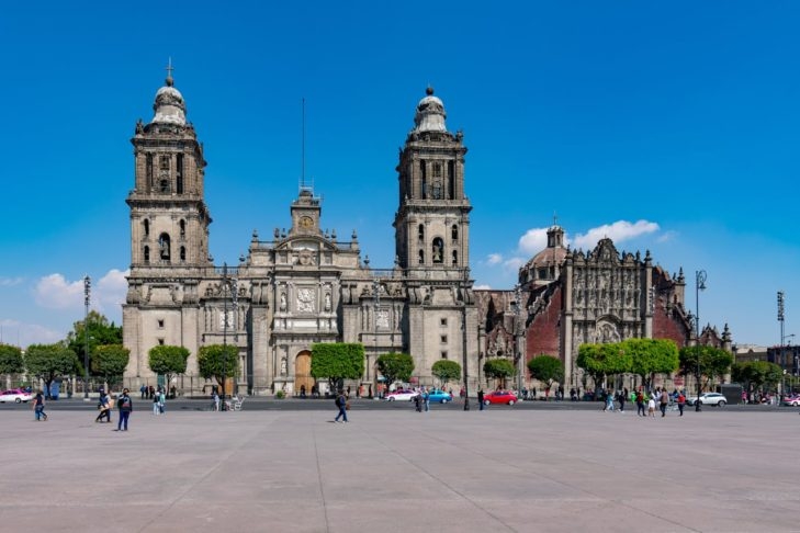Praça da Constituição (Zócalo) – Cidade do México, México - Originada na era asteca, é uma das maiores praças do mundo. Cercada por construções coloniais, como a Catedral Metropolitana, reflete a fusão entre passado e presente. É palco de grandes celebrações mexicanas. Reprodução: Flipar