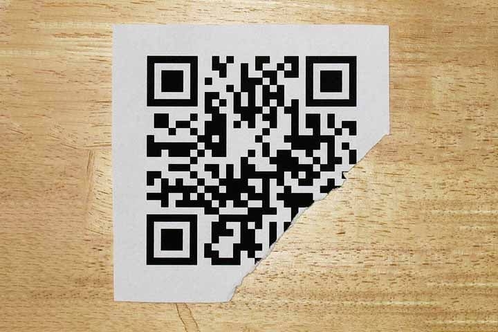 Caso o cliente note algum sinal suspeito no QR Code, como adesivo mal colado ou alguma outra condição que indique troca do código, o recomendável é não escanear e alertar funcionários do estabelecimento.
 Reprodução: Flipar