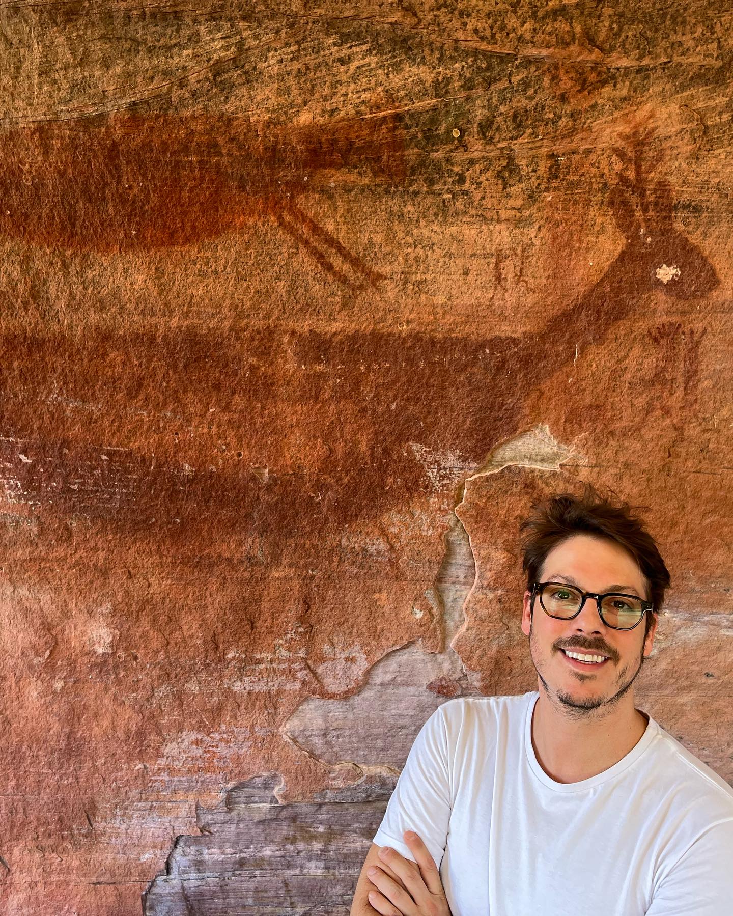 Fabio Porchat faz imagens das pinturas rupestres na Serra da Capivara, no Piauí. Foto: Reprodução/Instagram 25.08.2023