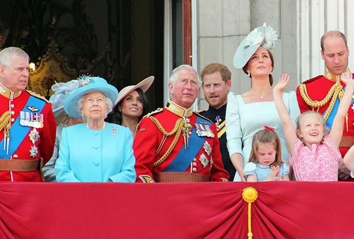 A Rainha Elizabeth usava cores vibrantes para realçar que era a pessoa mais importante do grupo. Era comum vê-la com vestidos azuis, amarelos ou rosa, sempre em tons fortes.
 Reprodução: Flipar