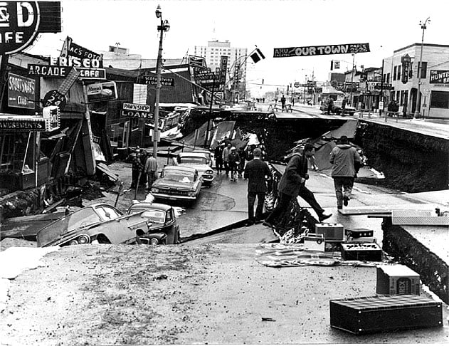 28/3/1964 - Um terremoto no Alasca, embora com poucas vítimas (131 mortos) quando comparado a outros, entra na lista dos maiores porque alcançou 9,2 graus de magnitude.  Causou tsunami, gerando prejuízo de US$ 2,3 bilhões (R$ 5,2 bilhões). Os tremores foram sentidos em várias cidades. Reprodução: Flipar