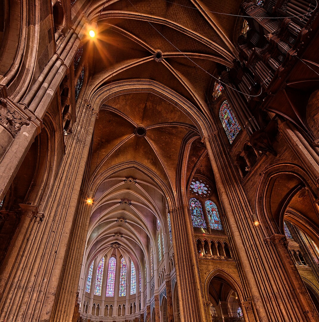 Também chamada de Notre Dame de Chartres, a catedral se tornou uma referência na arquitetura gótica da França. Quem a visita, costuma dizer que sua paisagem é misteriosa. Reprodução: Flipar