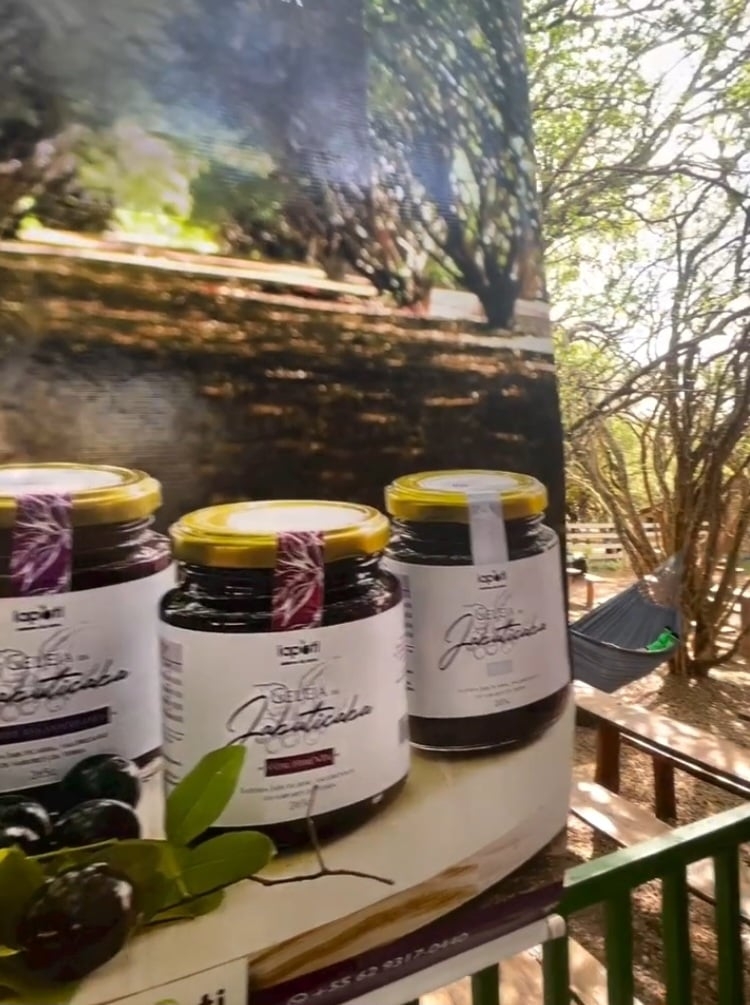 A Fazenda é, então, uma das maiores produtoras de Jabuticaba do Brasil e do mundo, com mais de 42 mil pés, sendo a única a aproveitar o fruto, transformando-o em diversos produtos industrializados, como as geleias. Reprodução: Flipar