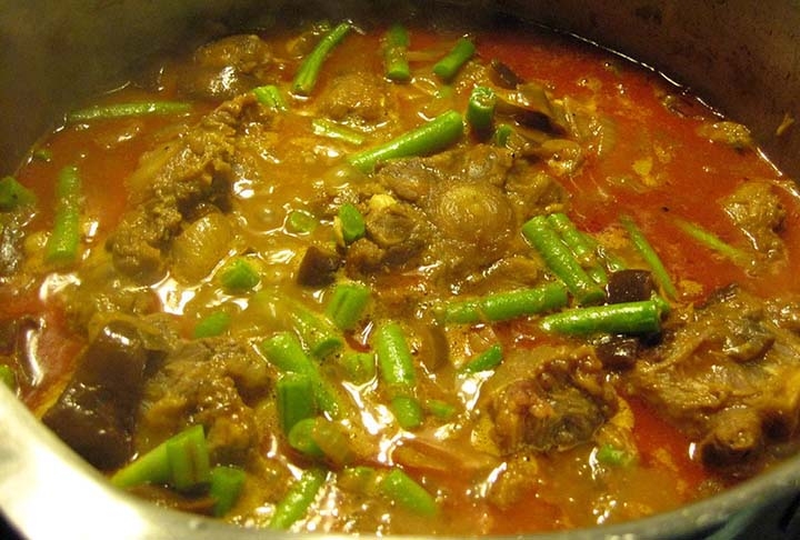 Kare Kare: é um ensopado filipino apimentado de rabo de touro. Constitui-se por um caldo feito de amendoim com verduras, camarão e pode também levar tripa de boi, carne de cabra, frango ou frutos do mar. Reprodução: Flipar