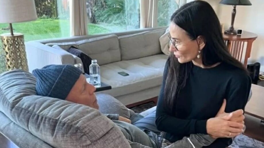 Bruce Willis foi diagnosticado com demência frontotemporal em 2023, doença neurodegenerativa que não tem cura. Moore já fez diversas postagens de visitas ao ex-marido, que não reconhece mais a atriz em função da doença.
 Reprodução: Flipar