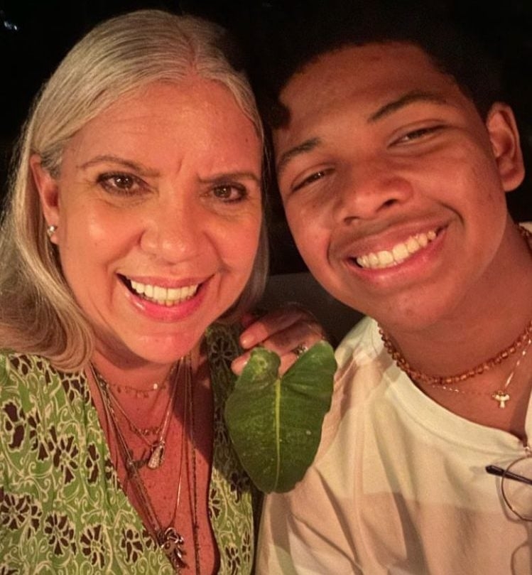 Astrid Fontenelle - A apresentadora do programa “Saia Justa”, do GNT, já  disse que seu maior sonho era adotar uma criança. Gabriel foi acolhido quando tinha apenas 40 dias de vida! Reprodução: Flipar