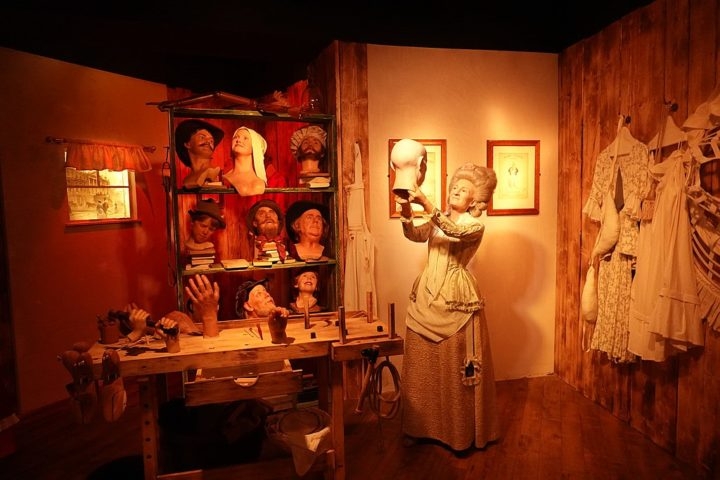 Em várias das unidades, por exemplo, há uma réplica diferente da própria Marie Tussaud, criadora do museu. Reprodução: Flipar