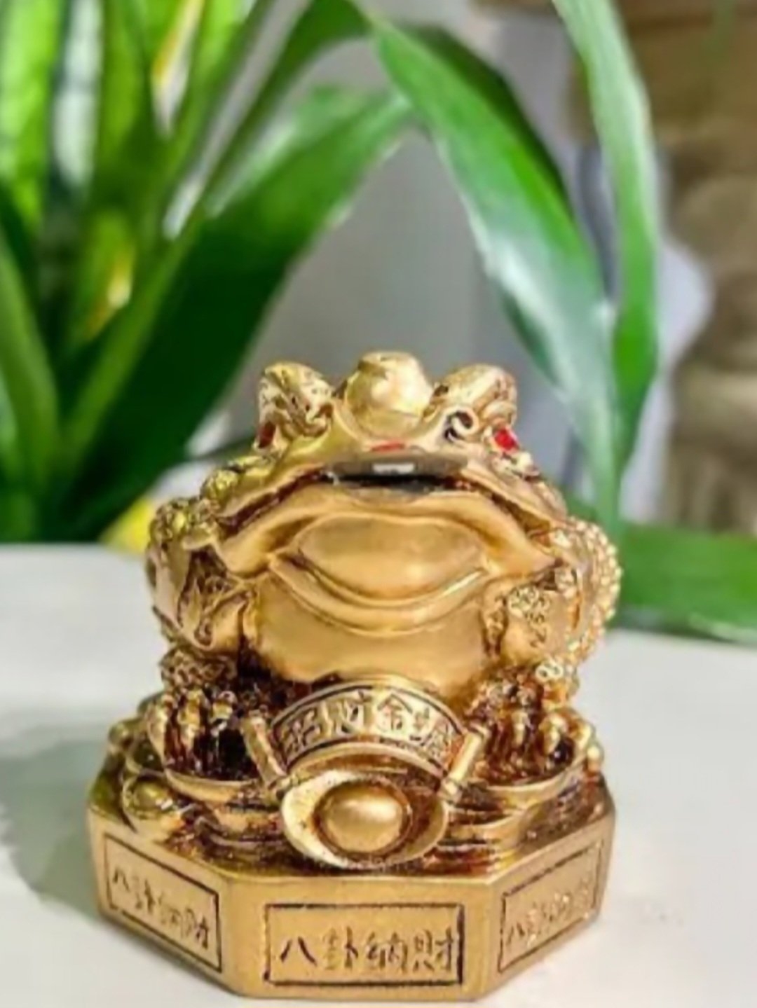 Sapo da fortuna- É um amuleto chinês que simboliza prosperidade, frequentemente feito de cerâmica, metal ou pedra. Na cultura chinesa, aparece com uma moeda na boca para indicar prosperidade financeira. Colocá-lo perto da entrada da casa ou do escritório é um atrativo de boa sorte e fortuna. Reprodução: Flipar