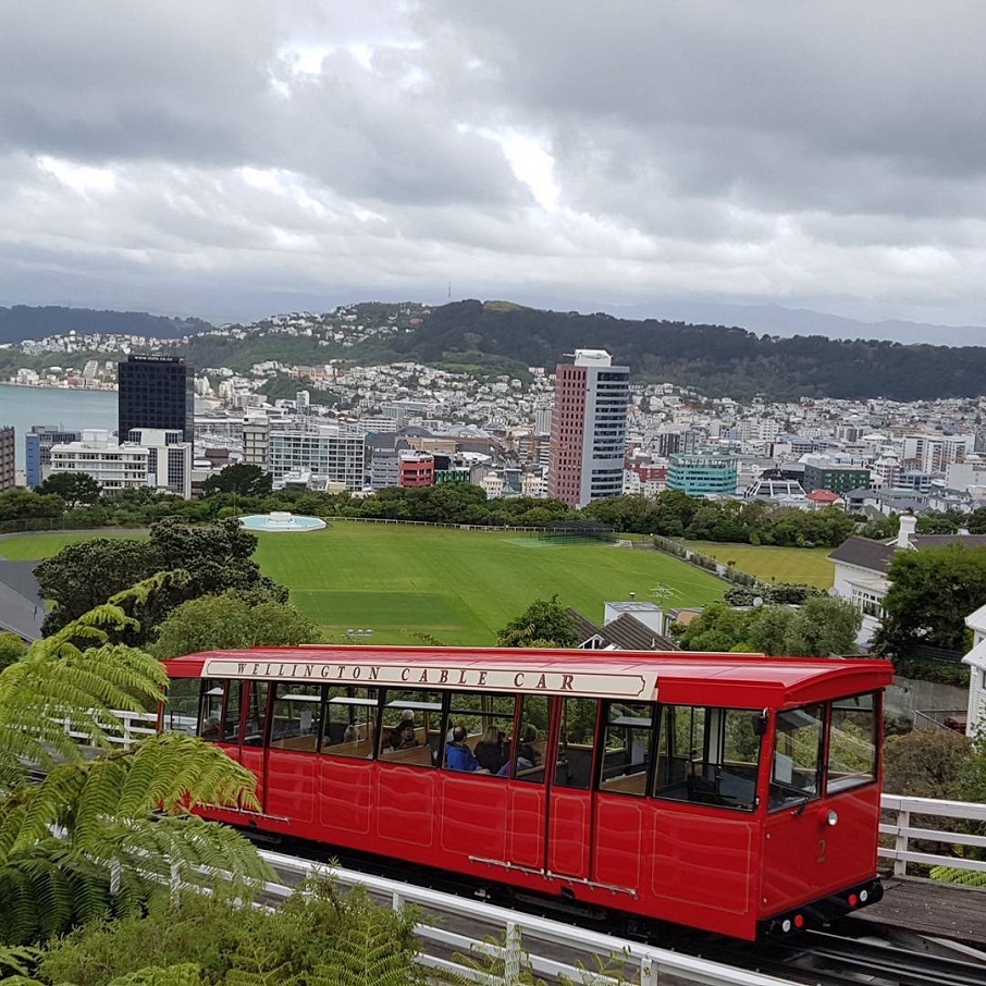O Cable Car, famoso bondinho vermelho que opera há mais de 100 anos na capital da Nova Zelândia, Wellington.. Foto: Reprodução/Instagram 26.01.2023