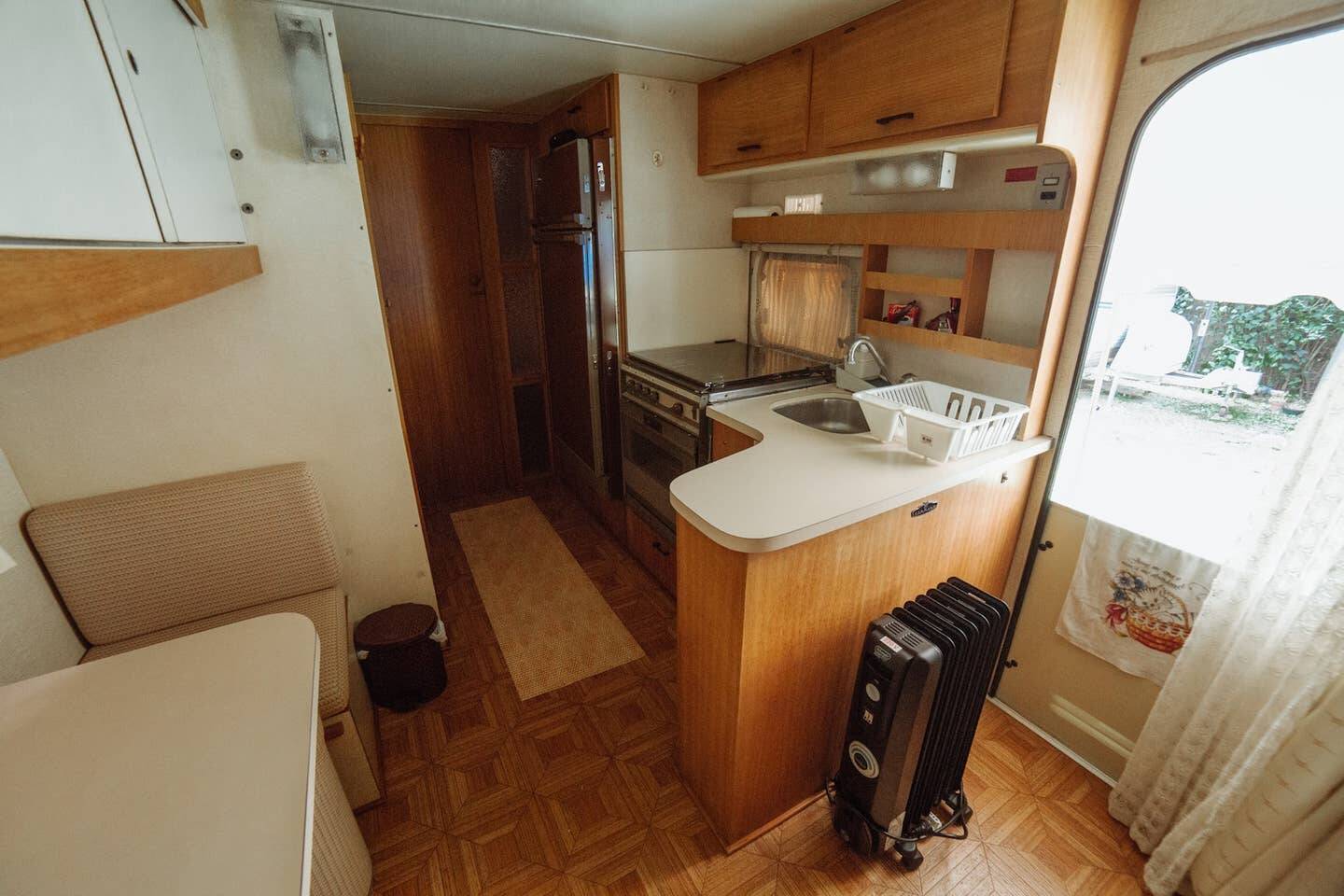 Interior do trailer de 1989, hospedagem no Airbnb. Foto: Divulgação/Airbnb 