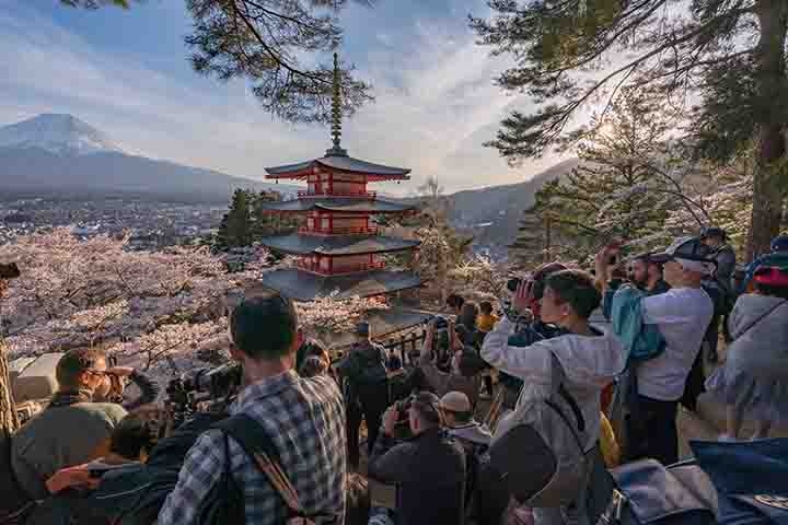 Em uma situação semelhante, em Quioto, em 2019, as autoridades locais passaram a distribuir folhetos e lanternas de papel em uma tentativa de lembrar aos turistas como se comportar no bairro histórico de Gion. Reprodução: Flipar
