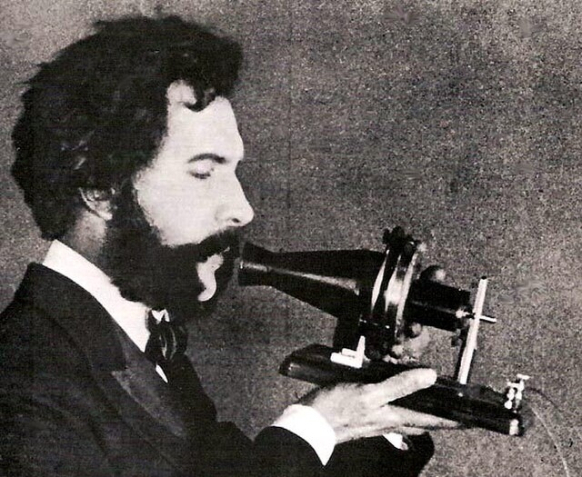 A invenção do telefone foi um marco que mudou para sempre a comunicação entre as pessoas. Desde as primeiras tentativas de transmitir som à distância até a popularização dos smartphones modernos, o telefone passou por inúmeras transformações. Reprodução: Flipar