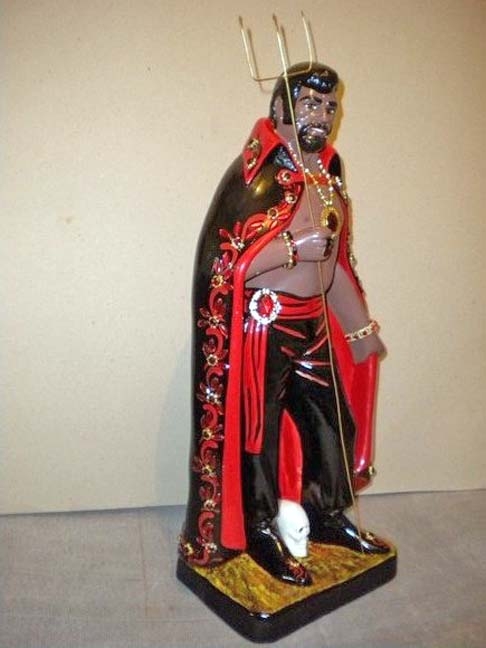 As religiões de matrizes africanas possuem o tridente como um dos símbolos de suas entidades. É o caso do Tranca Rua na Umbanda. Ele é o responsável pela limpeza astral dos caminhos do mundo. Reprodução: Flipar