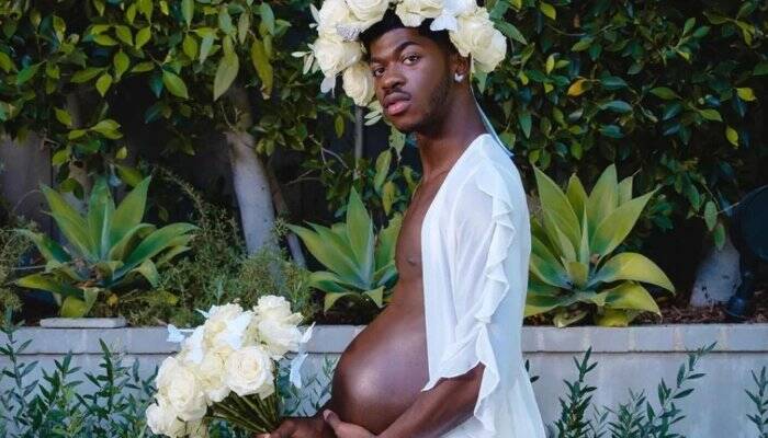 ANTRA acusa Lil Nas X de transfobia após fotos do cantor "grávido" de seu primeiro álbum. Foto: Reprodução/People