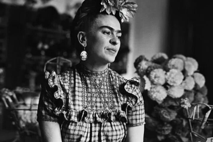 Há muitos autorretratos na produção de Frida Kahlo, mas a artista também construiu paisagens mortas e cenas com elementos do folcore mexicano. Esses aspectos formaram a estética característica de sua arte. 
 Reprodução: Flipar