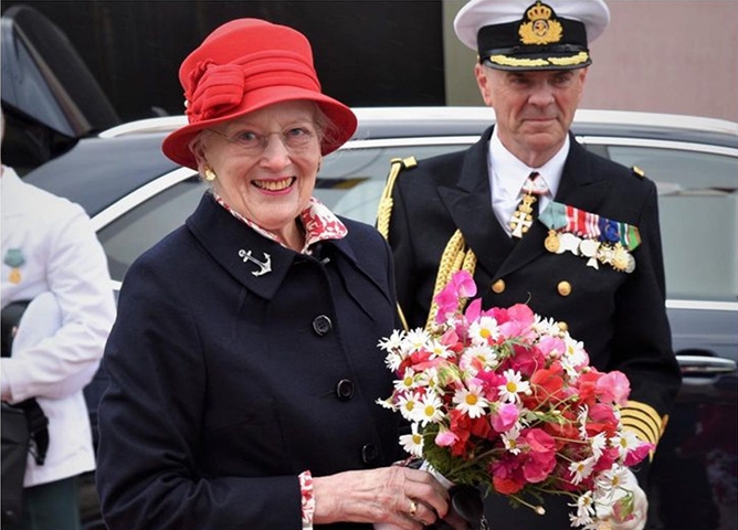 A atual monarca é a Rainha Margrethe II, enquanto o Primeiro-Ministro, atualmente Mette Frederiksen, chefia o governo. A rainha cumpre funções representativas e protocolares. Reprodução: Flipar