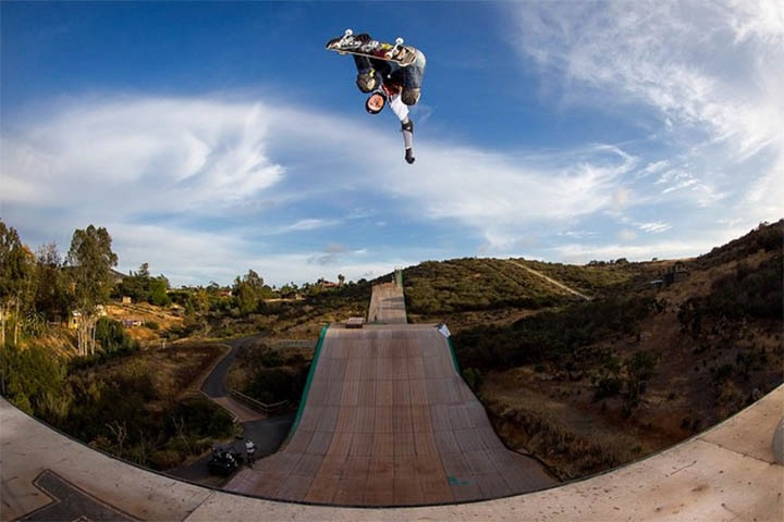Foi também nesse período que surgiram novos estilos da prática de skate, como o freestyle, o vertical e o slalom, o que fez saltar o número de praticantes. 
 Reprodução: Flipar